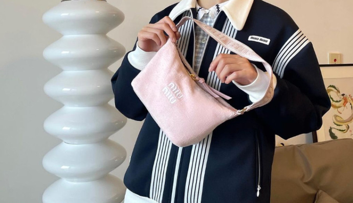Miu Miu2021年サマーコレクションの新作バッグ「ミュウスピリット」を 